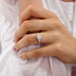 Женское кольцо из белого золота с муассанитом