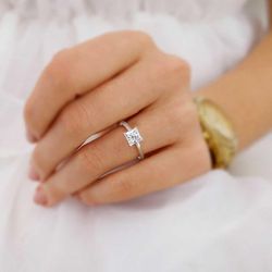 Помолвочное кольцо из белого золота с муассанитом