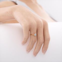Помолвочное золотое кольцо с муассанитом