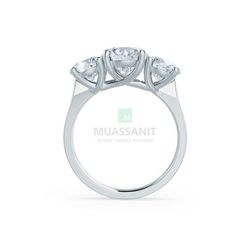 Женское кольцо из белого золота с тремя муассанитами