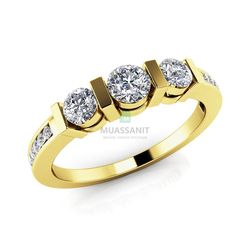 Обручальное кольцо из желтого золота с тремя муассанитами