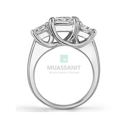 Женский золотой перстень с тремя большими муассанитами
